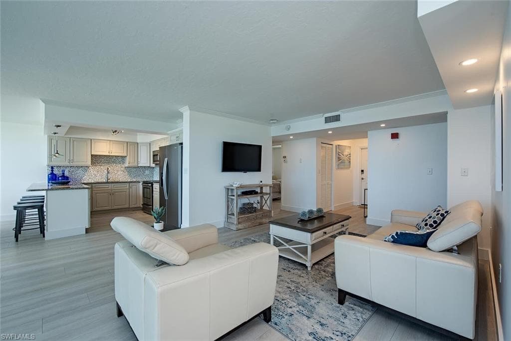 9375 Gulf Shore Dr 402, Naples, FL 34108-7