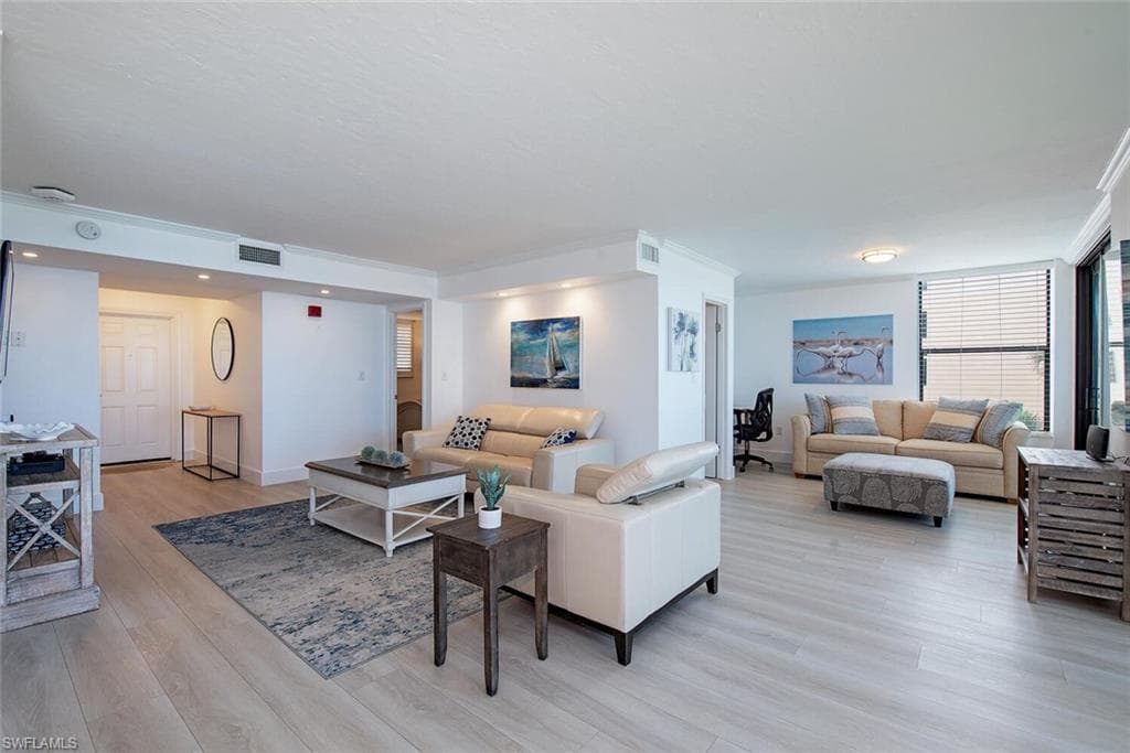 9375 Gulf Shore Dr 402, Naples, FL 34108-8