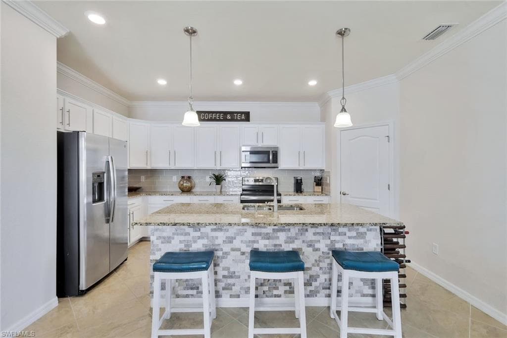 9207 Shadow Oak Ln, Naples, FL 34120-9