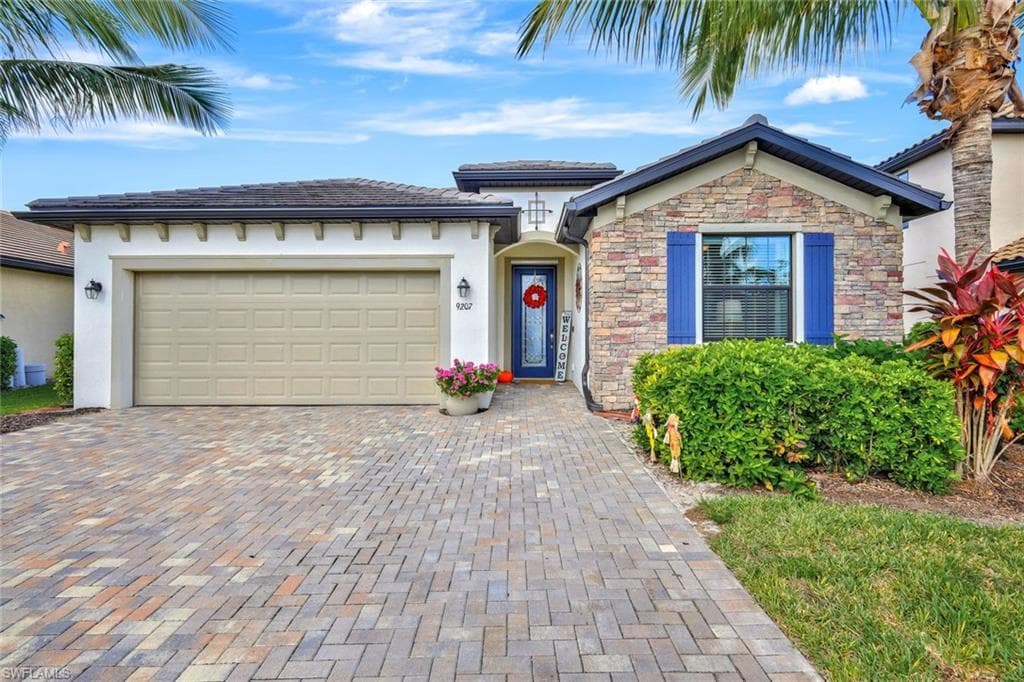 9207 Shadow Oak Ln, Naples, FL 34120-3