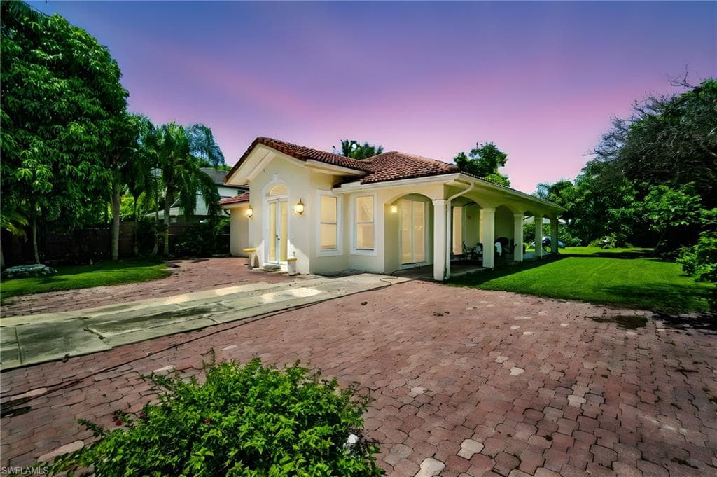 3389 Hibiscus Ave, Naples, FL 34104-23