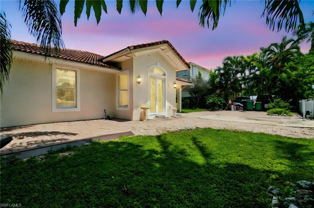 3389 Hibiscus Ave, Naples, FL 34104-2