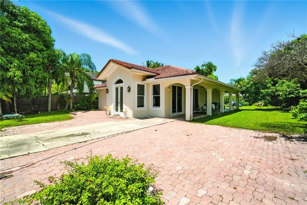 3389 Hibiscus Ave, Naples, FL 34104-3