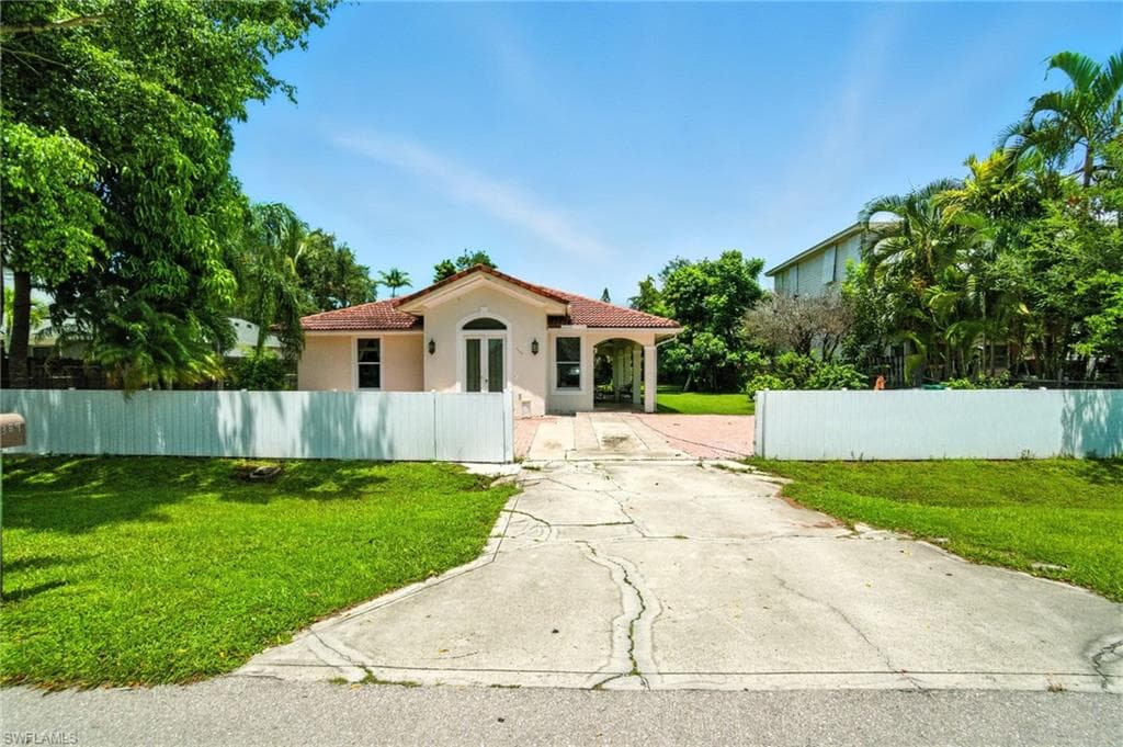 3389 Hibiscus Ave, Naples, FL 34104-4