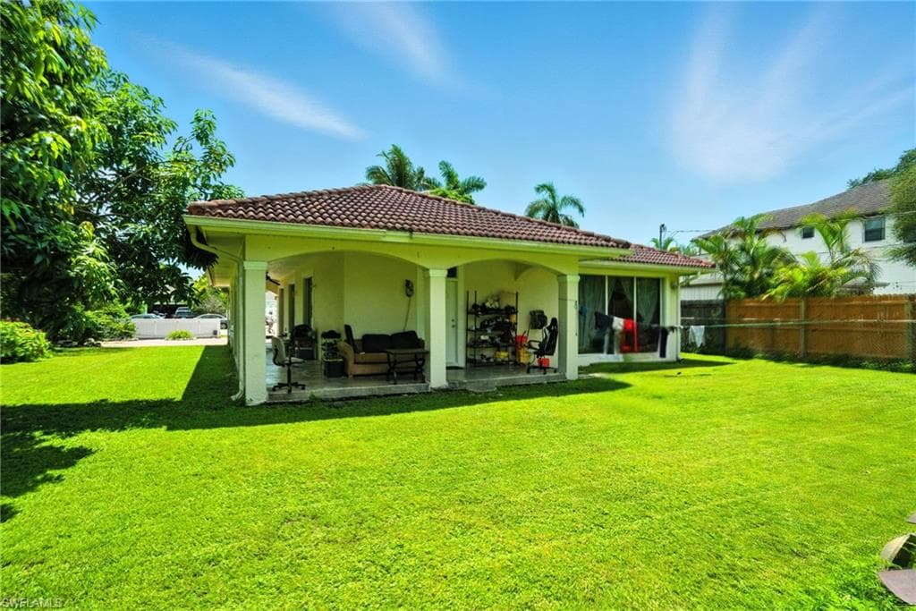 3389 Hibiscus Ave, Naples, FL 34104-6