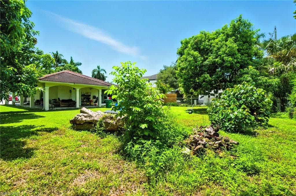 3389 Hibiscus Ave, Naples, FL 34104-8