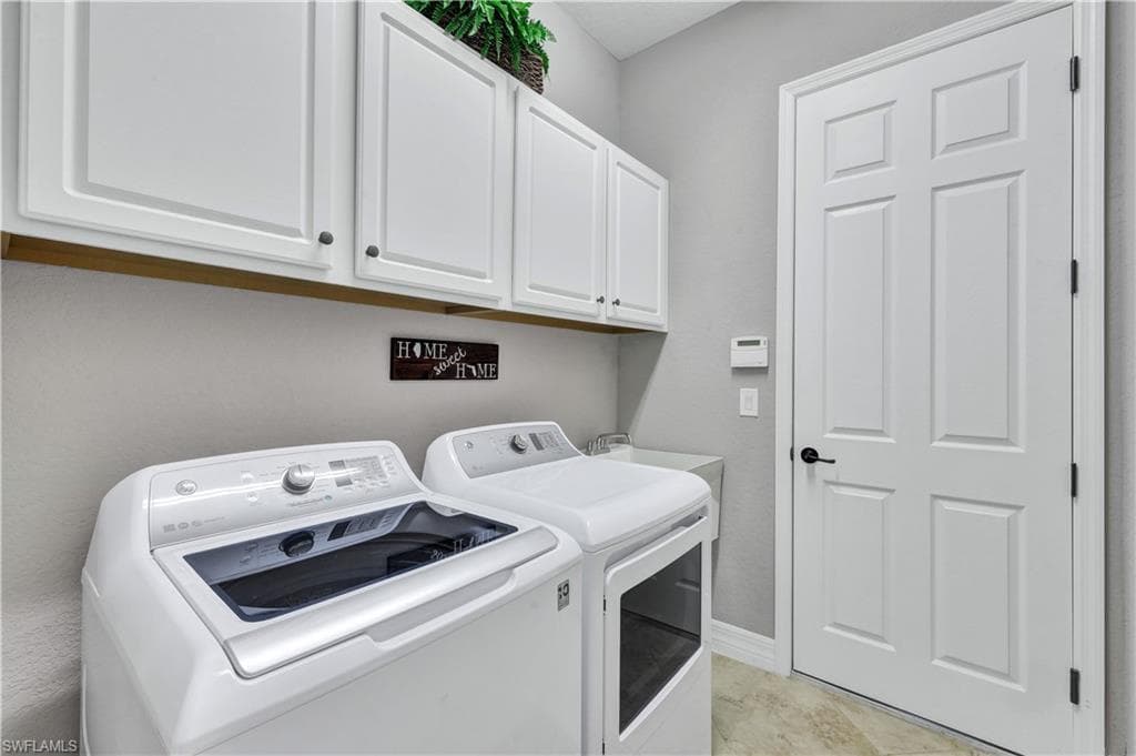 2786 Aviamar Cir, Naples, FL 34114-23