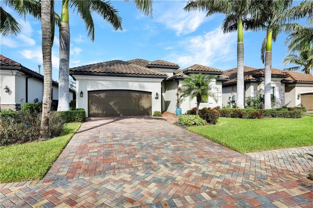 2786 Aviamar Cir, Naples, FL 34114-37
