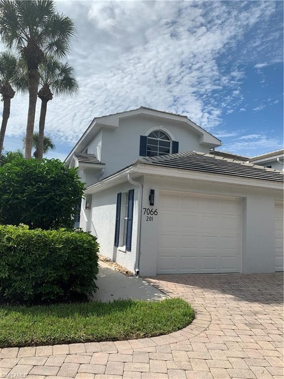 7066 Barrington Cir 201, Naples, FL 34108-1