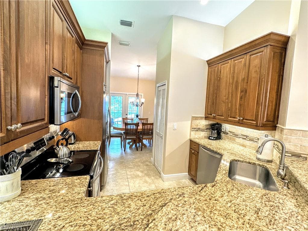 7066 Barrington Cir 201, Naples, FL 34108-4