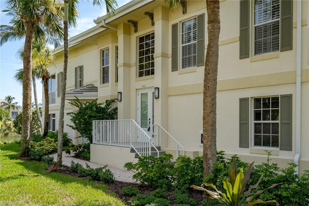 330 Grove Ct 2-201, Naples, FL 34110-3
