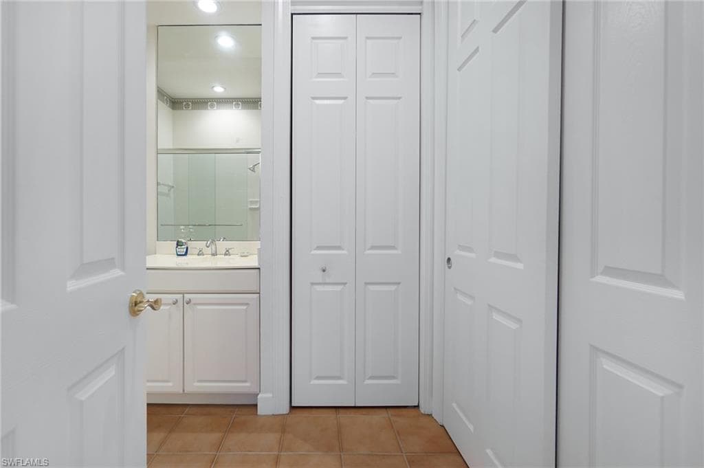 922 Turtle Ct 21-21, Naples, FL 34108-30