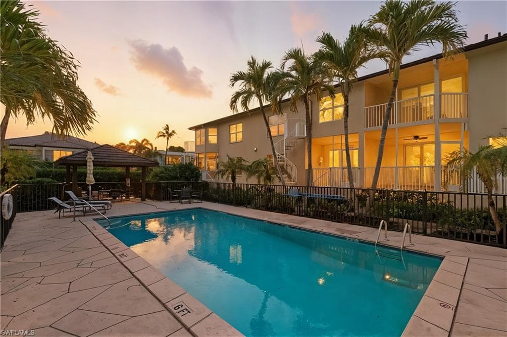 547 11th Ave S 204, Naples, FL 34102-1