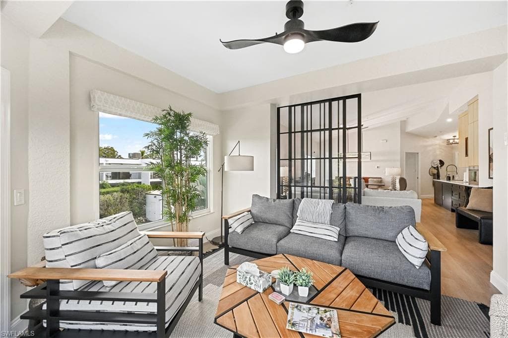547 11th Ave S 204, Naples, FL 34102-19