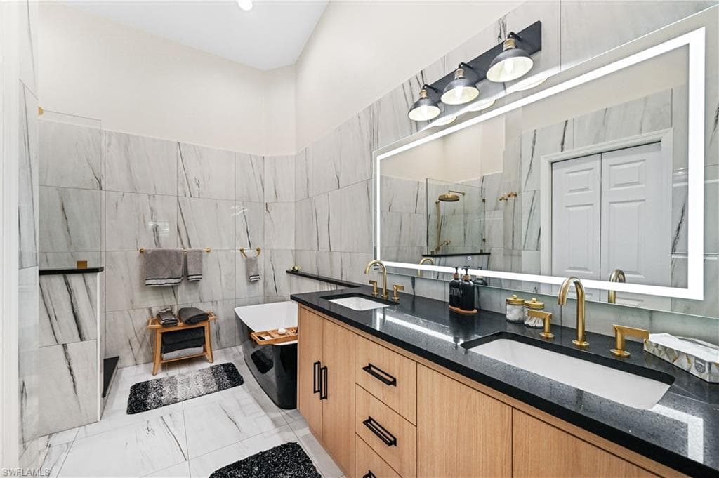 547 11th Ave S 204, Naples, FL 34102-23