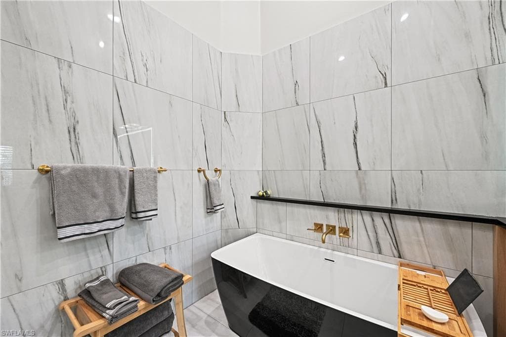 547 11th Ave S 204, Naples, FL 34102-24