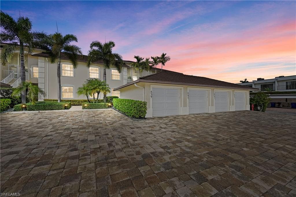 547 11th Ave S 204, Naples, FL 34102-3