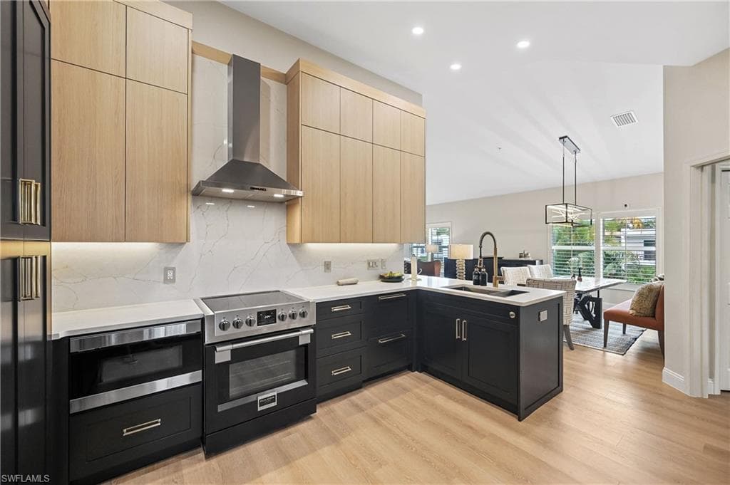 547 11th Ave S 204, Naples, FL 34102-8