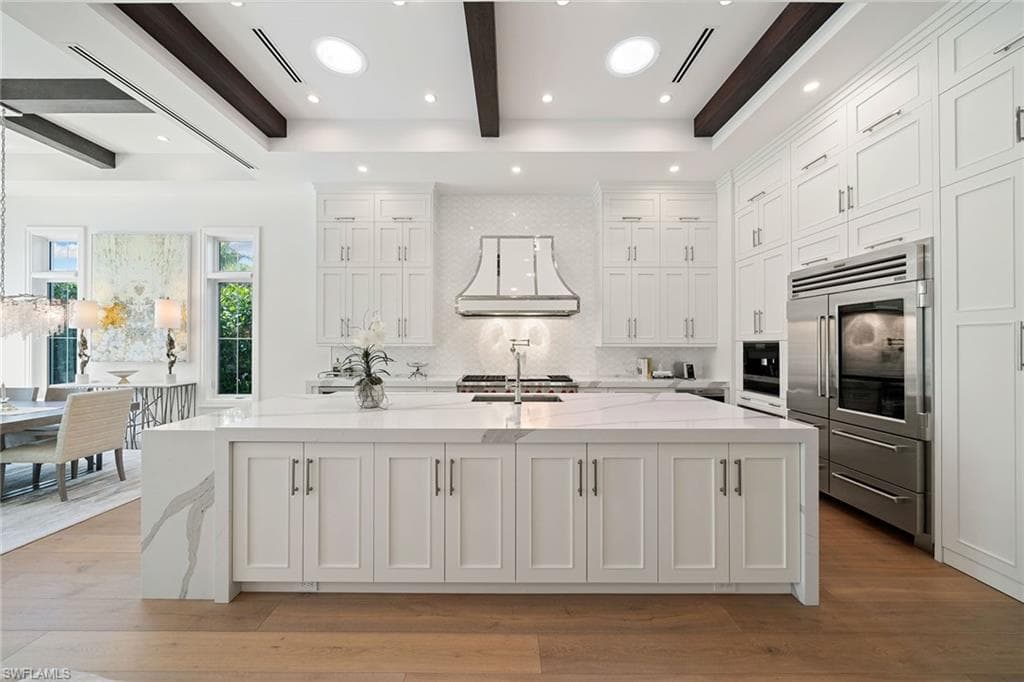 150 6th St N, Naples, FL 34102-9