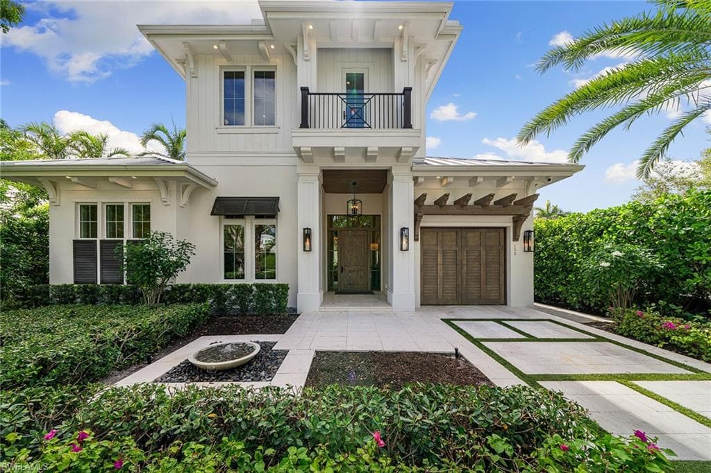 150 6th St N, Naples, FL 34102-1