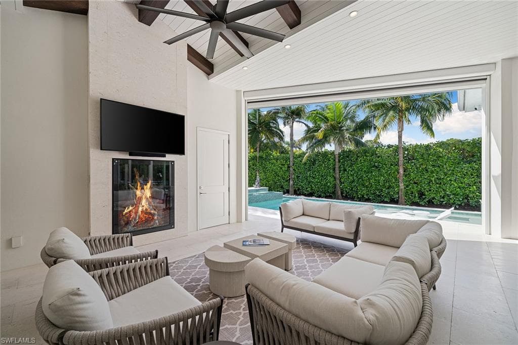 150 6th St N, Naples, FL 34102-22