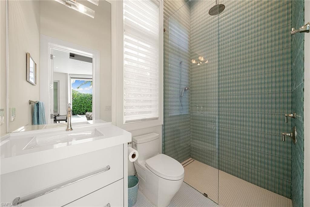150 6th St N, Naples, FL 34102-25