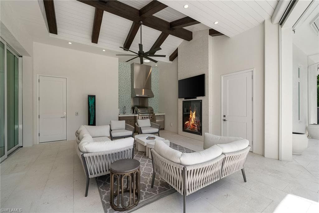 150 6th St N, Naples, FL 34102-26