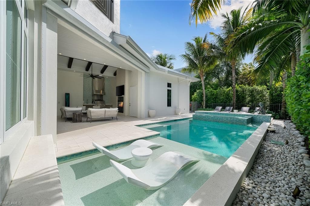 150 6th St N, Naples, FL 34102-27