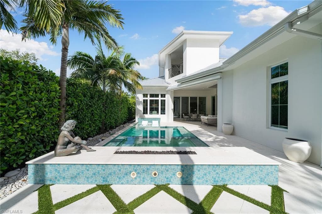 150 6th St N, Naples, FL 34102-28