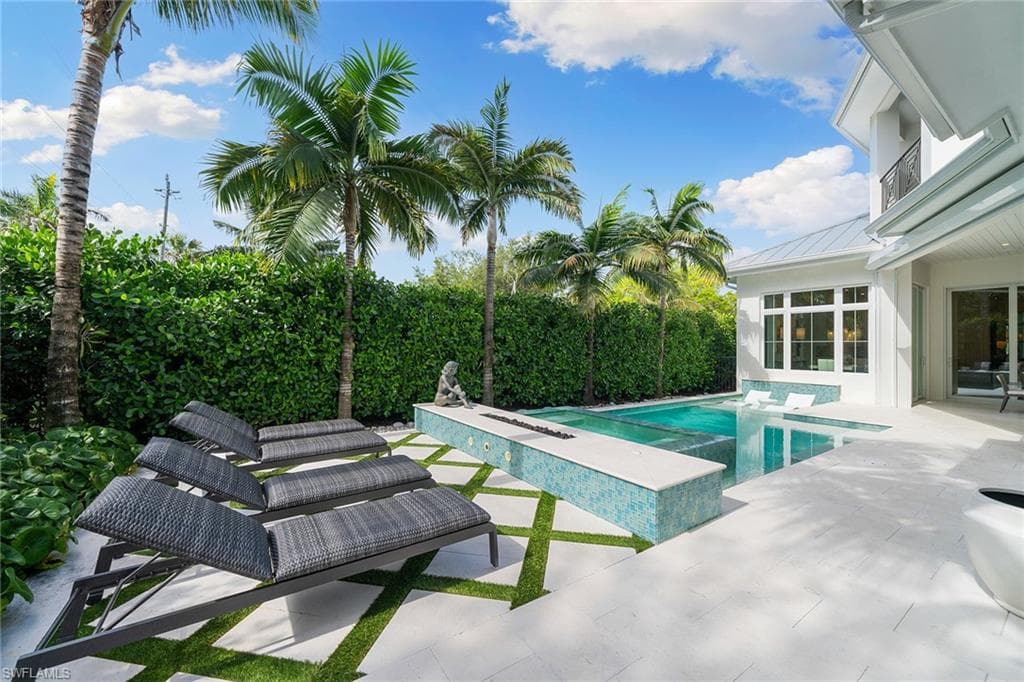 150 6th St N, Naples, FL 34102-29