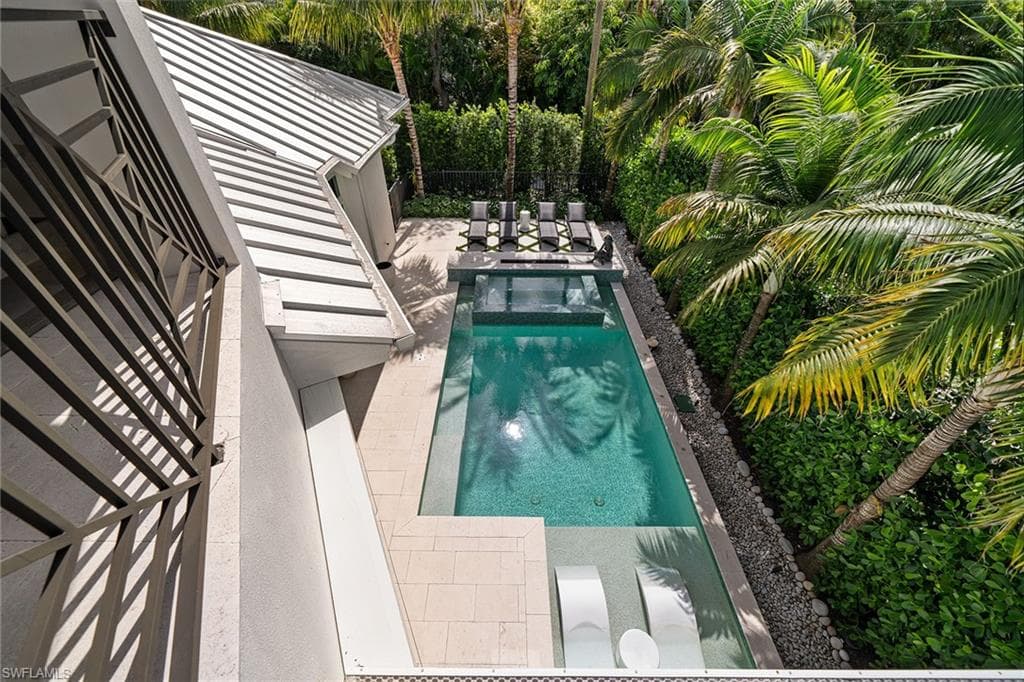 150 6th St N, Naples, FL 34102-37