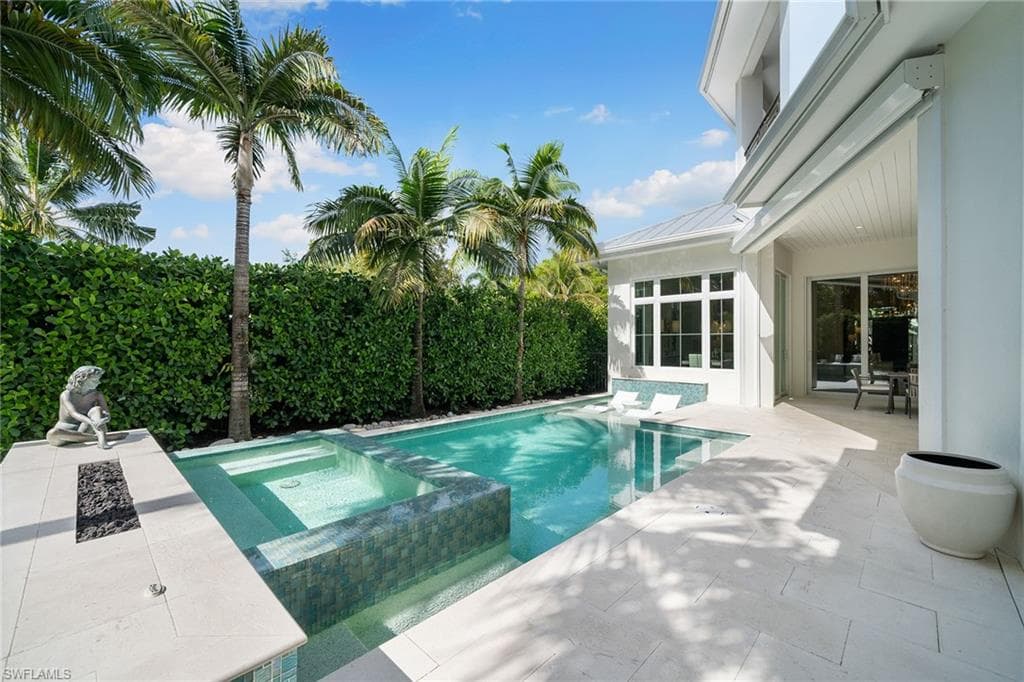 150 6th St N, Naples, FL 34102-43
