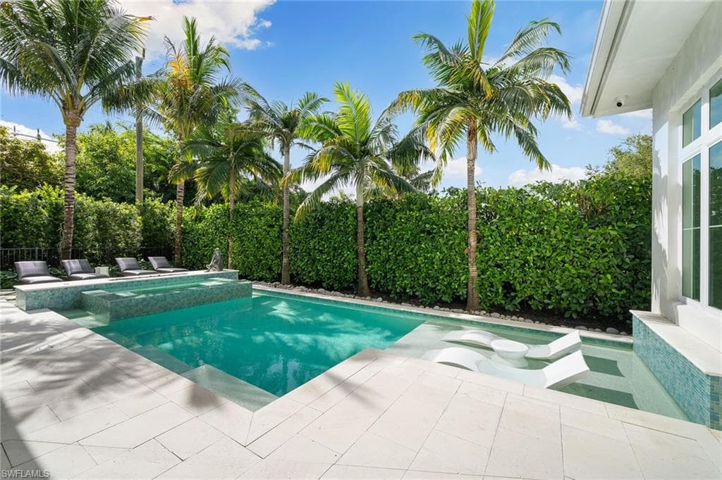 150 6th St N, Naples, FL 34102-46