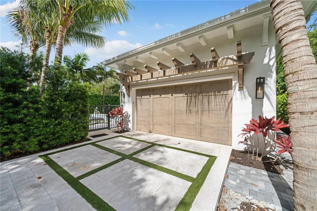 150 6th St N, Naples, FL 34102-4
