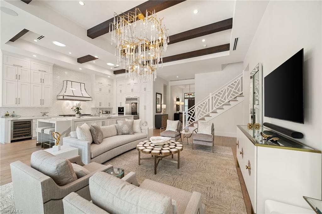 150 6th St N, Naples, FL 34102-5