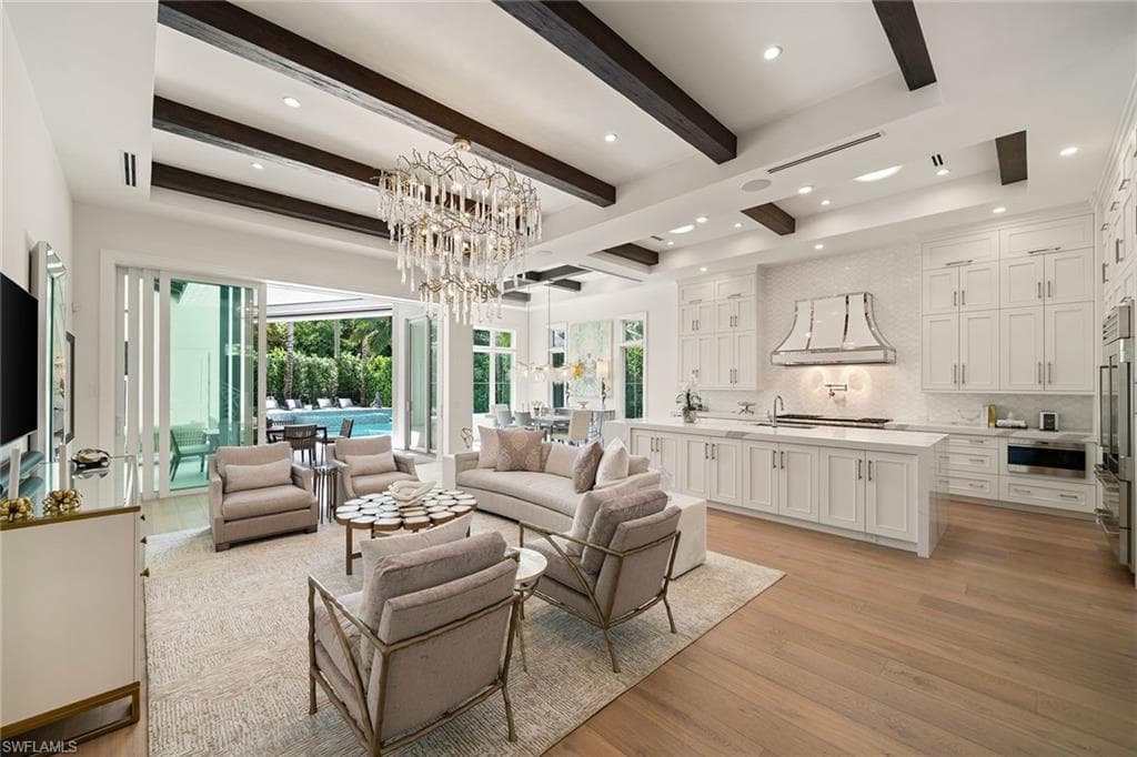 150 6th St N, Naples, FL 34102-6