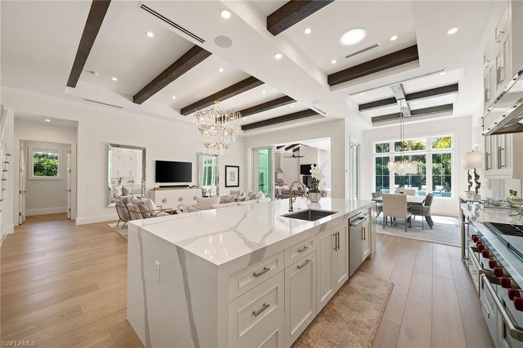 150 6th St N, Naples, FL 34102-7