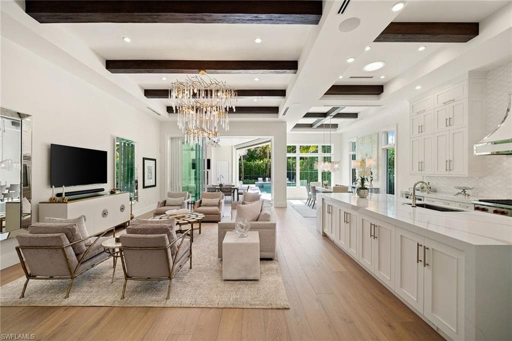 150 6th St N, Naples, FL 34102-8