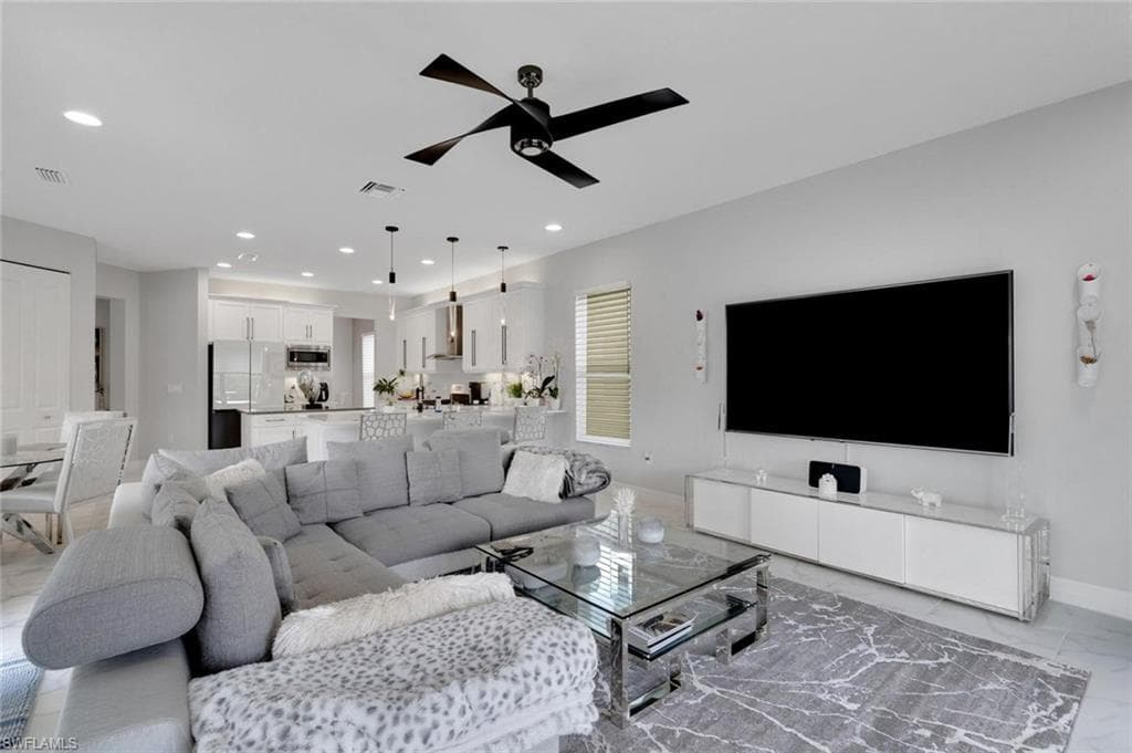 4692 Kensington Cir, Naples, FL 34119-8