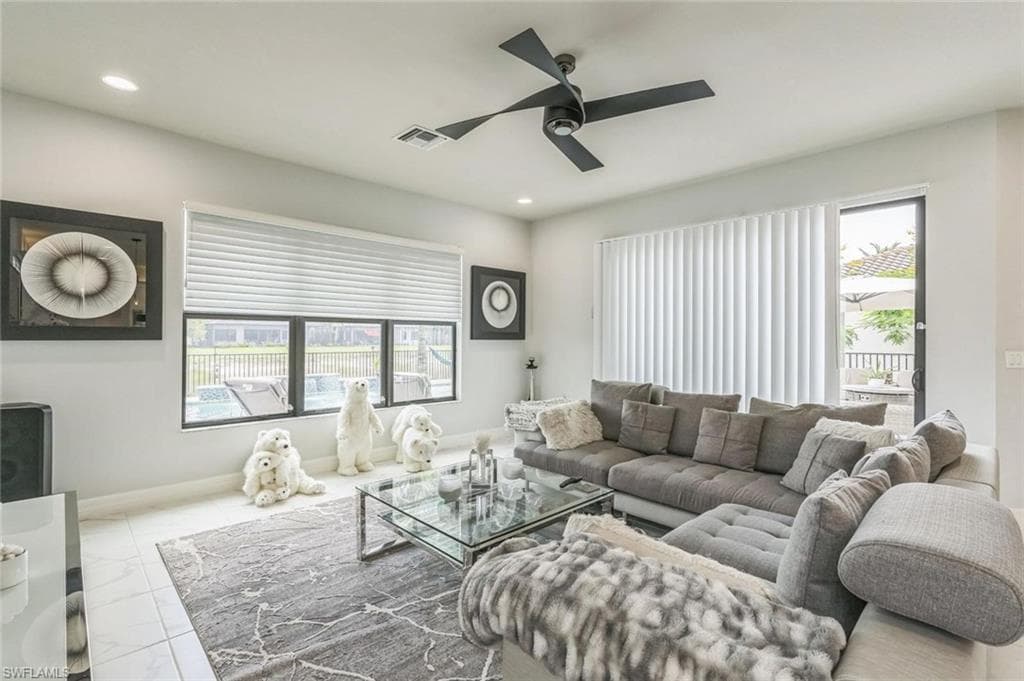 4692 Kensington Cir, Naples, FL 34119-9