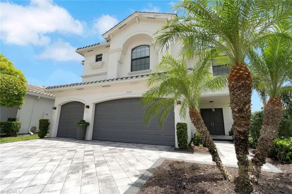4692 Kensington Cir, Naples, FL 34119-1