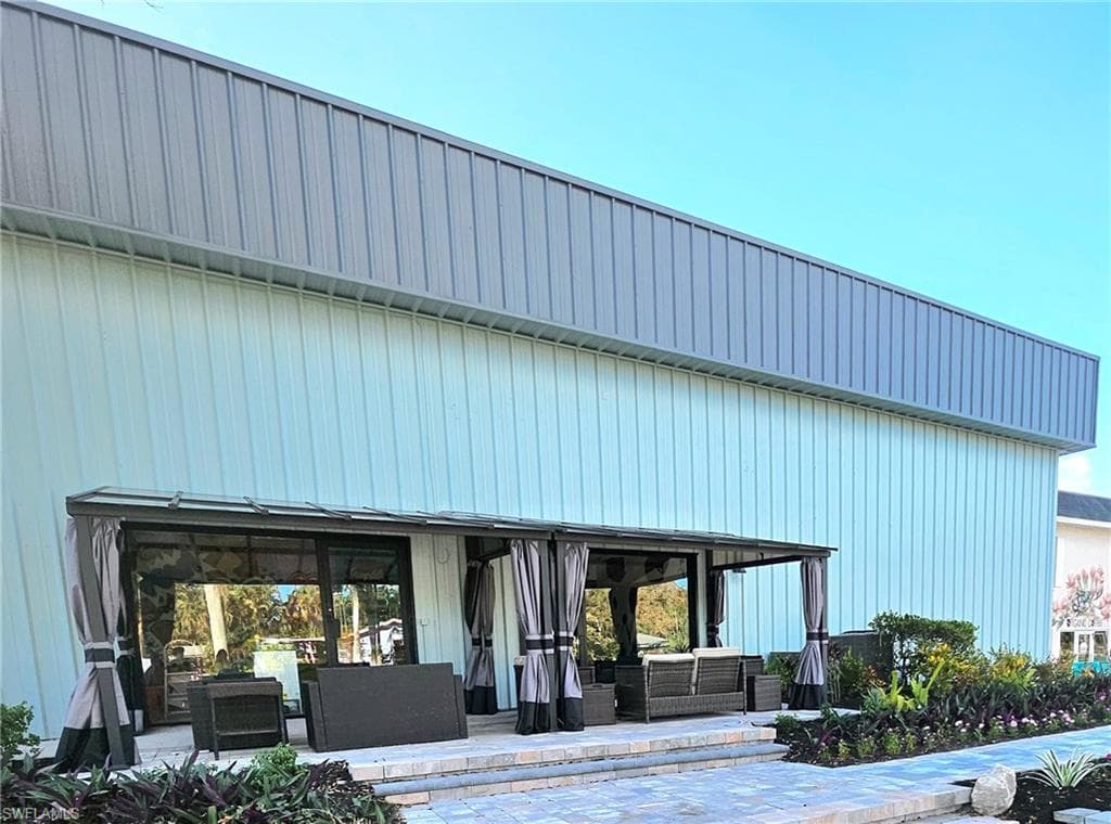 3270 Bayshore Dr, Naples, FL 34112-11