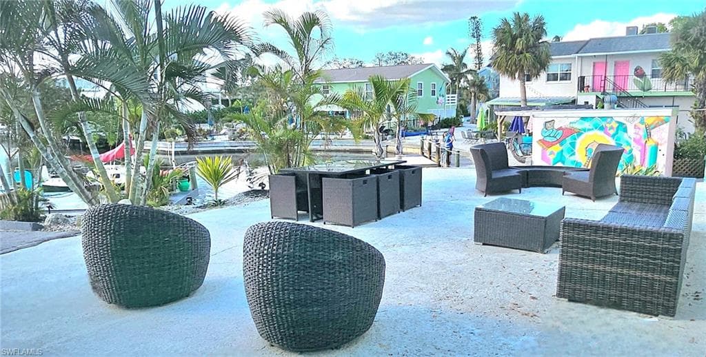 3270 Bayshore Dr, Naples, FL 34112-15