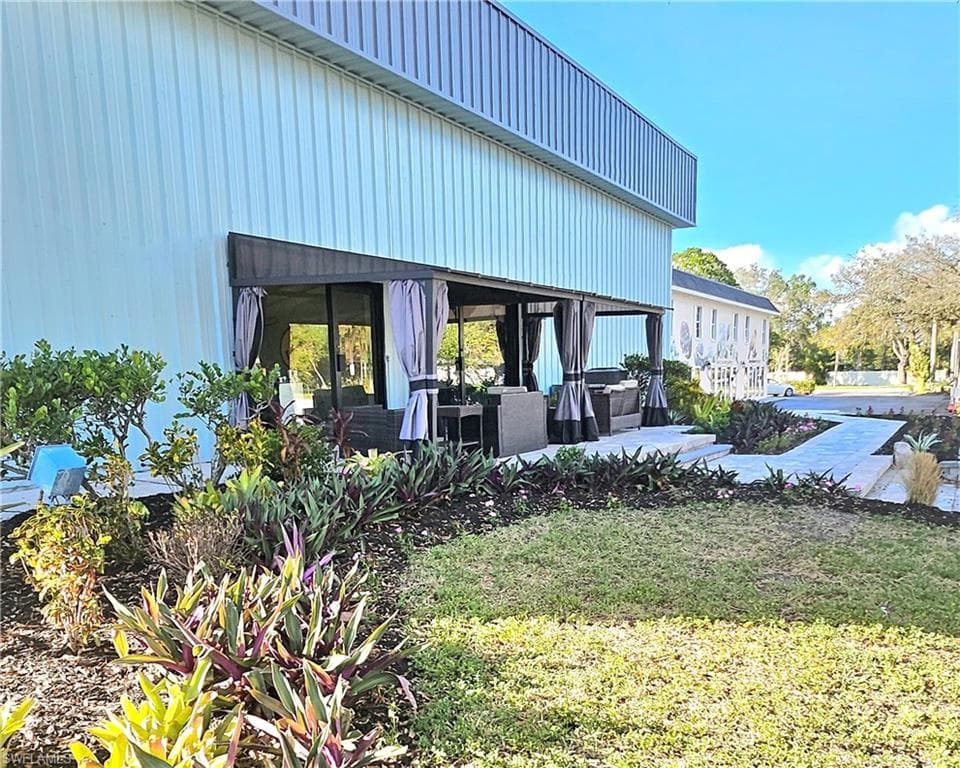 3270 Bayshore Dr, Naples, FL 34112-2