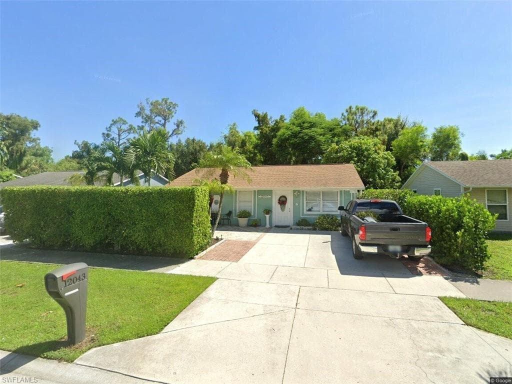 12043 Sitterley St, Naples, FL 34113-1