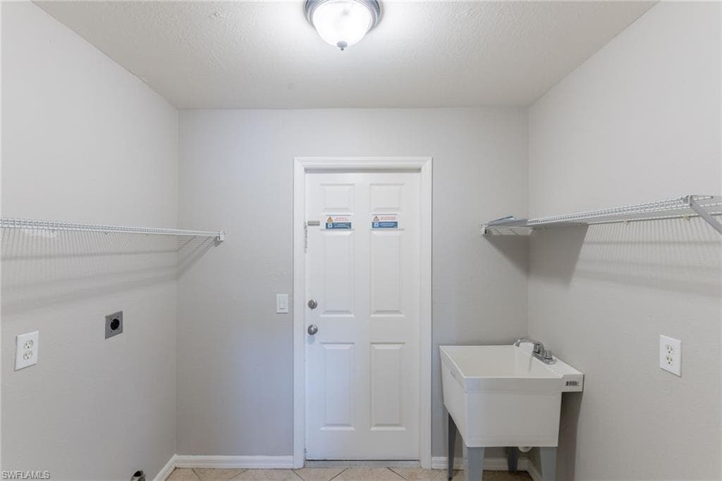 4200 3rd Ave, Cape Coral, FL 33914-40