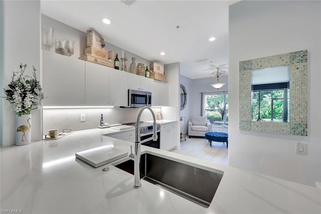1045 Tarpon Cove Dr 102, Naples, FL 34110-8