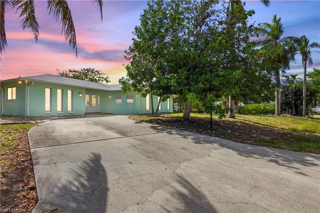 3461 Lakeview Dr, Naples, FL 34112-2