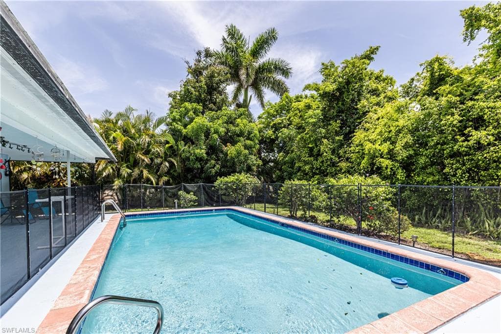 211 Flamingo Cir, Marco Island, FL 34145-18