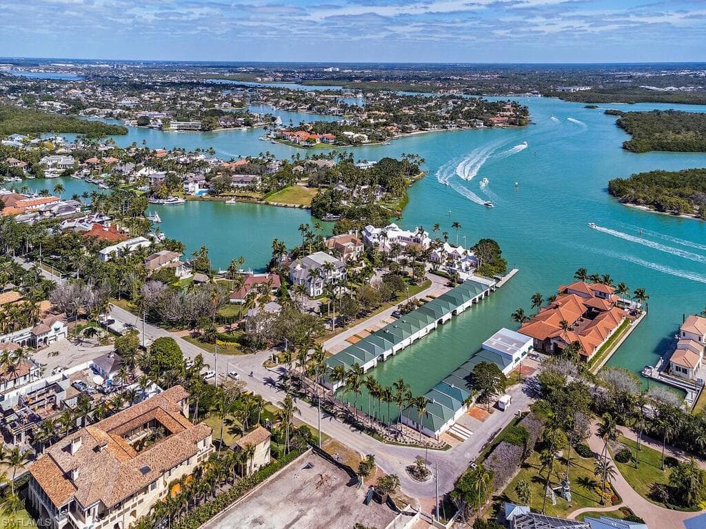 61 Cove Ln, Naples, FL 34102-2